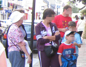 nonna, mamma e bambini per strada